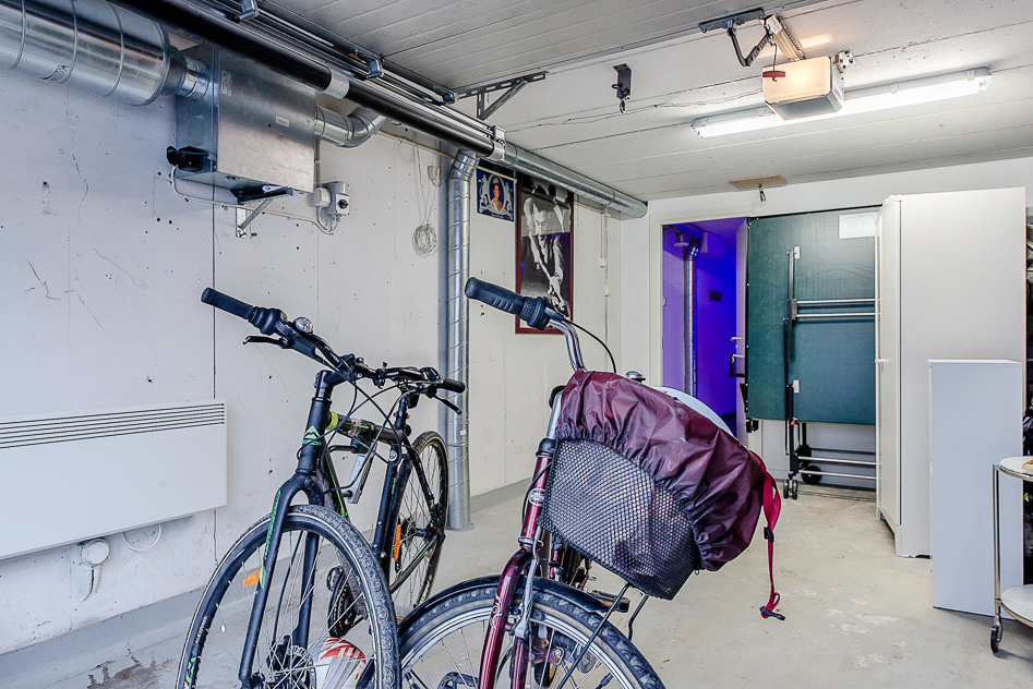 Rymligt garage med elektrisk garagedörr