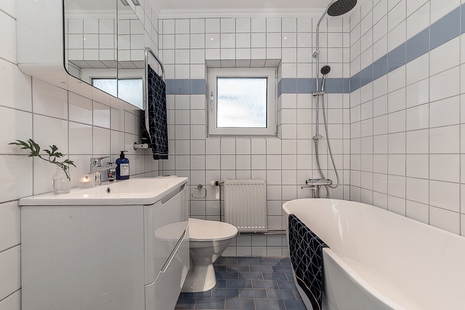 Helkaklat badrum med fristående badkar