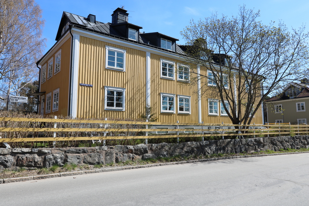 Fasad mot Lisebergsvägen Fönster, andra våningen, andra och tredje från höger.