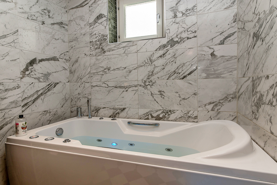 Påkostat badrum med marmor