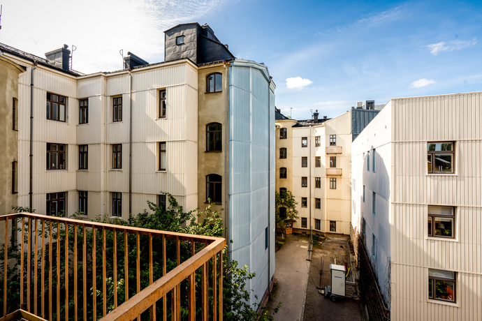 Utsikt från lägenheten (balkongen får ej beträdas då det är en brandbalkong)
