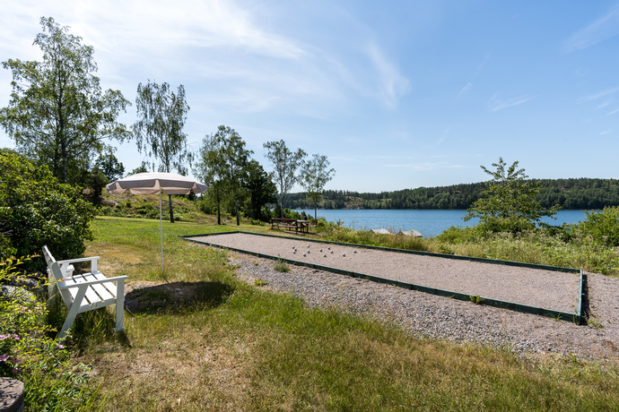 På fastigheten finns till sist en egen boulebana