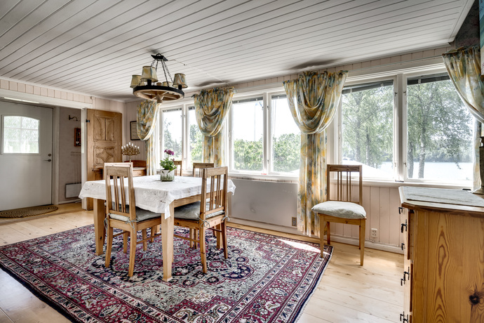 Matsal med stora fönster mot Valdemarsvikens vatten